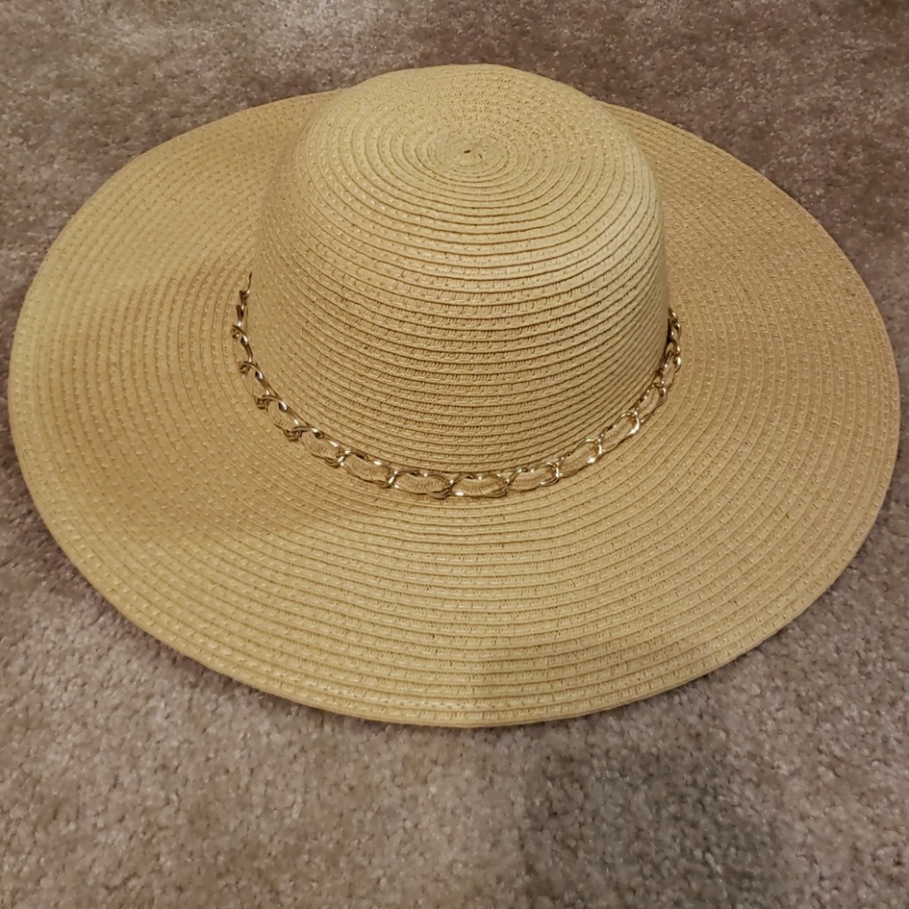 Cute sun hat with chain